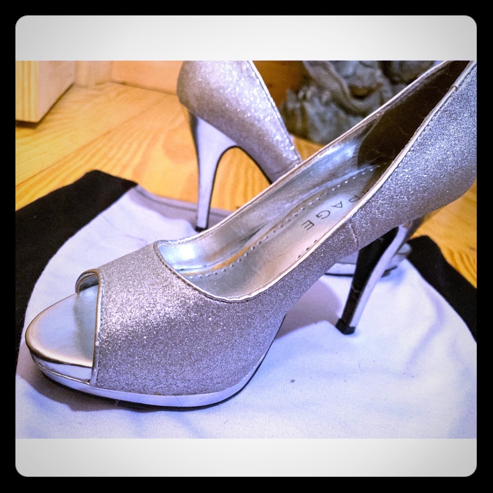 Women’s heel silver pump